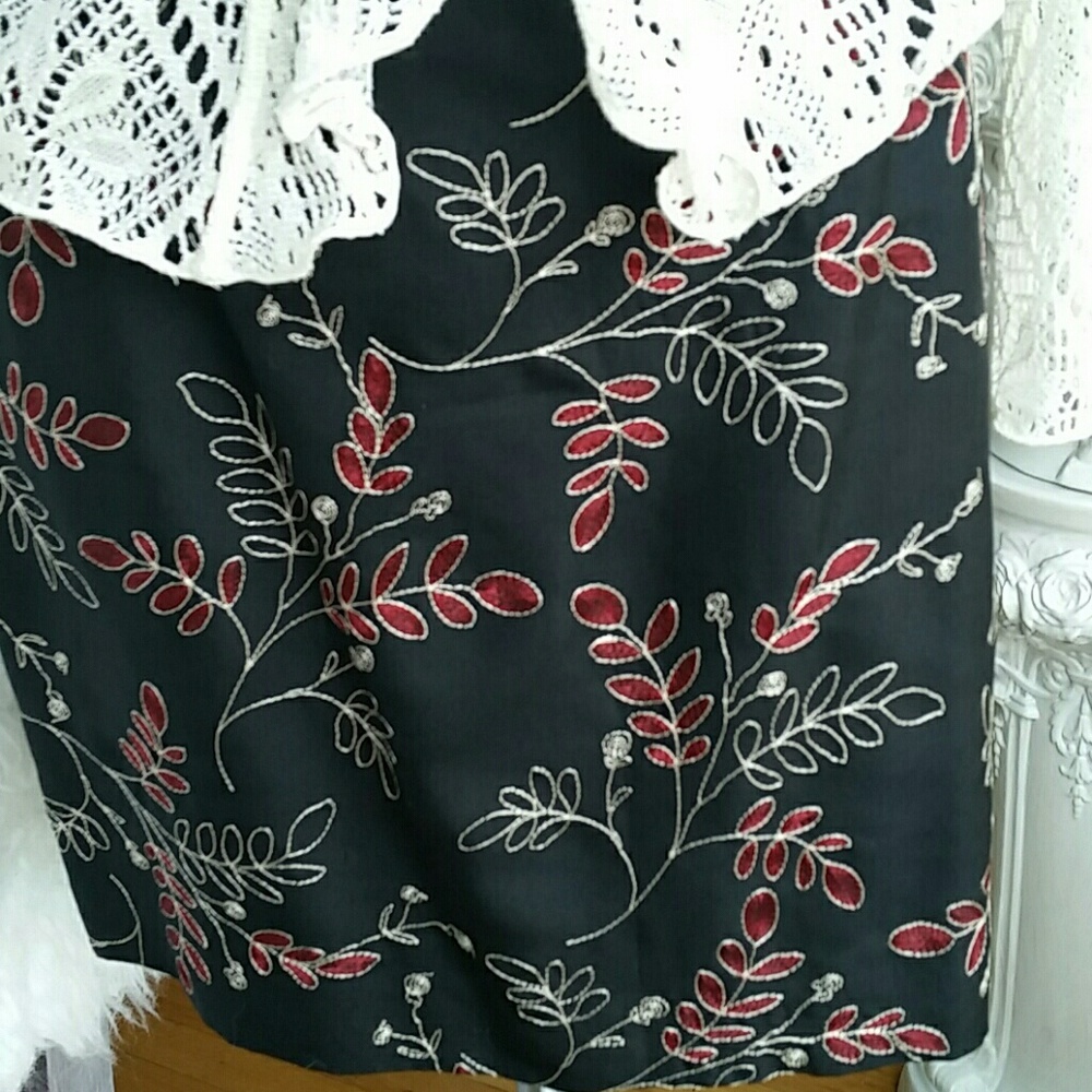 Vintage Ann Taylor Black Floral Embroidered 100% Silk Skirt  SIZE 4p Y2K
